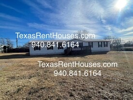 108 W Chestnut St in Iowa Park, TX - Building Photo