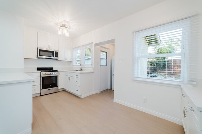 681 Hillside Terrace in Vista, CA - Foto de edificio - Building Photo