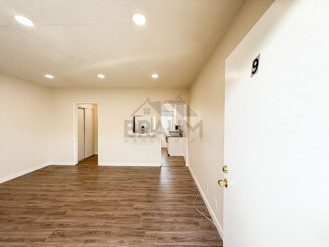15546 Vanowen St, Unit 9 in Los Angeles, CA - Foto de edificio - Building Photo