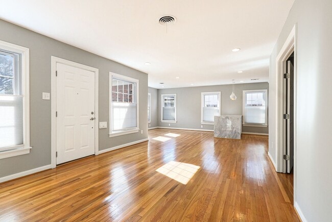 215 Avenue of Oaks St