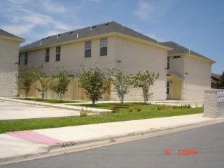 2216 Robin Ave in McAllen, TX - Foto de edificio