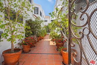 869 S Bundy Dr in Los Angeles, CA - Building Photo - Building Photo