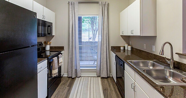 Walker Ranch Apartment Homes in San Antonio, TX - Foto de edificio - Building Photo
