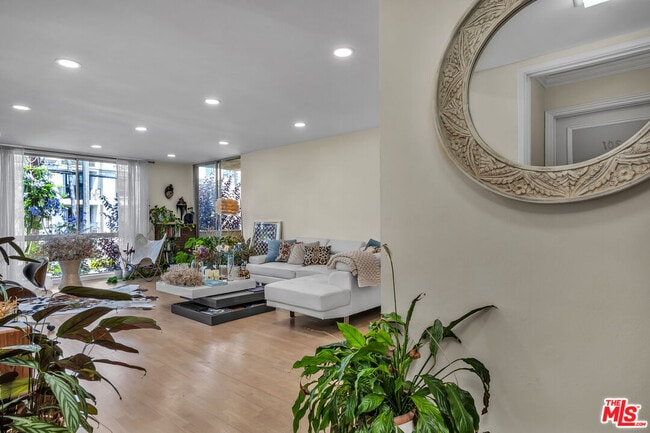 11970 Montana Ave in Los Angeles, CA - Building Photo - Building Photo