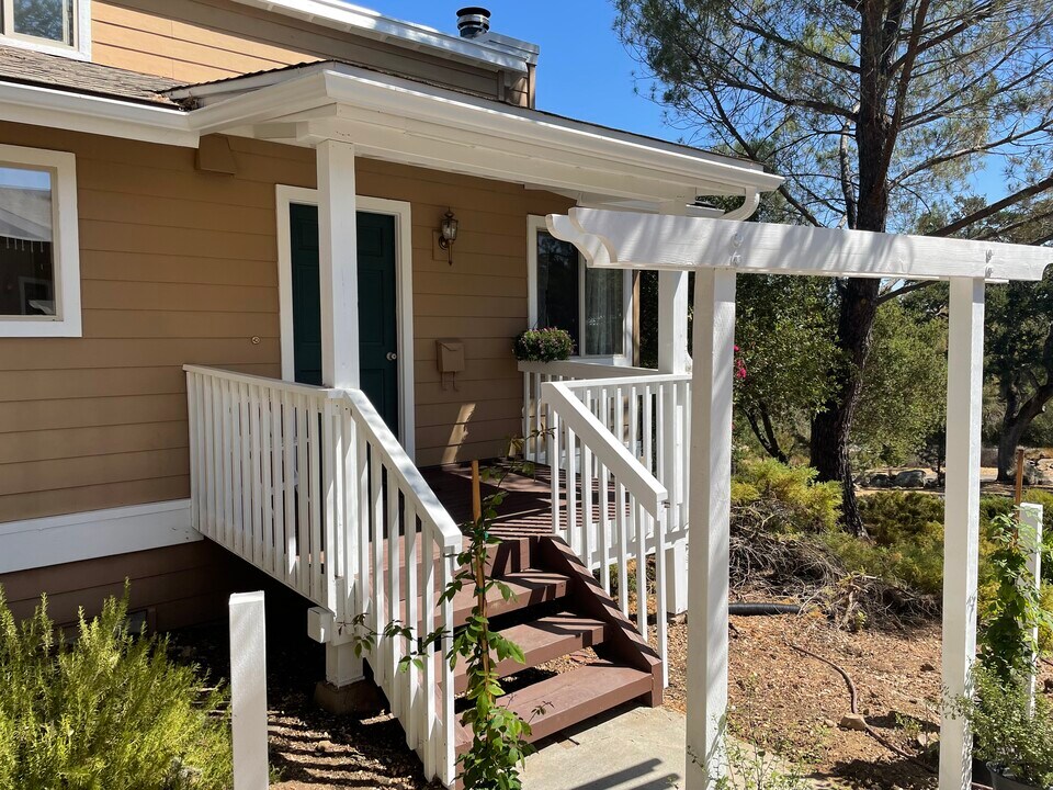 10015 Old Morro Rd E in Atascadero, CA - Building Photo