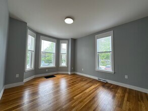 512 Centre St, Unit 1 in Boston, MA - Building Photo - Building Photo