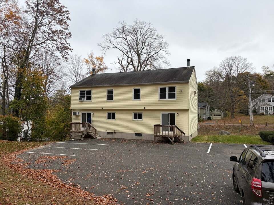 20 Maple Ave in Bethel, CT - Building Photo