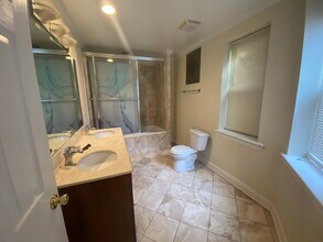 2241 W Morse Ave, Unit 2 in Chicago, IL - Foto de edificio - Building Photo