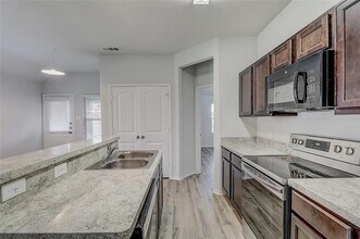 1600 Oriole St in Ennis, TX - Building Photo - Building Photo