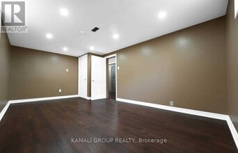 68 Rosehill Blvd in Oshawa, ON - Building Photo - Building Photo