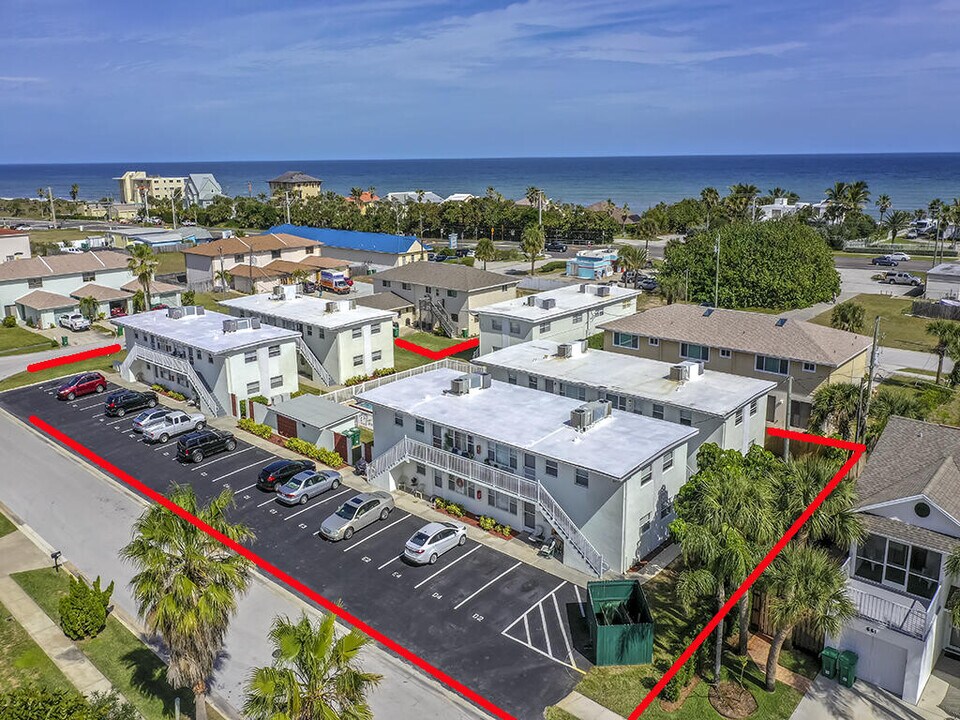 651 Palm Dr in Satellite Beach, FL - Foto de edificio