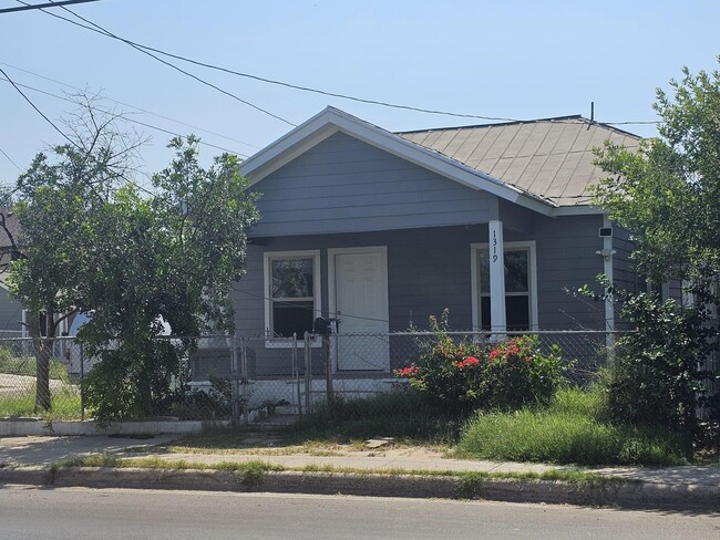 1319 Santa Maria Ave in Laredo, TX - Building Photo - Building Photo
