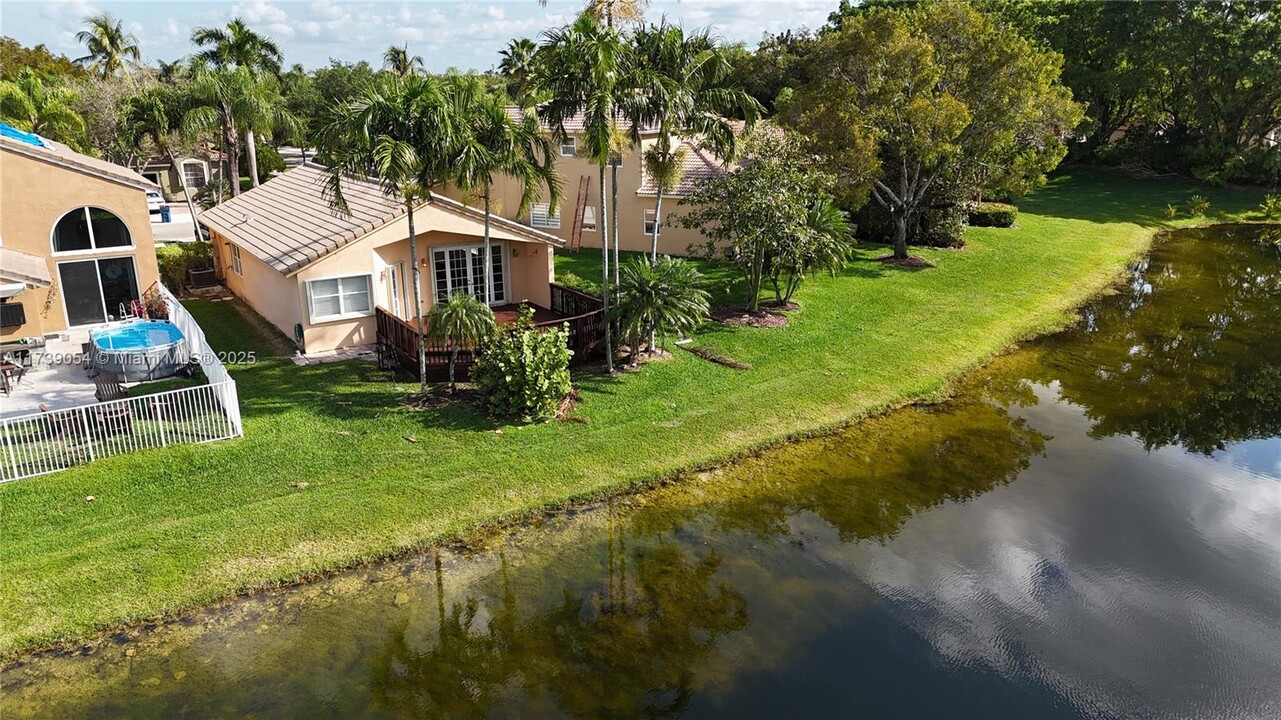 16402 Sapphire St in Weston, FL - Building Photo