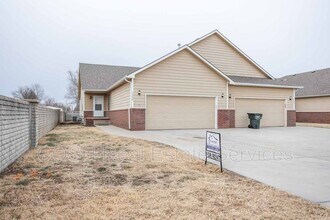 1046 E Karla Ct in Haysville, KS - Building Photo - Building Photo