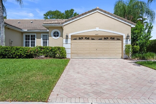 4677 Carlton Golf Dr in Wellington, FL - Foto de edificio - Building Photo