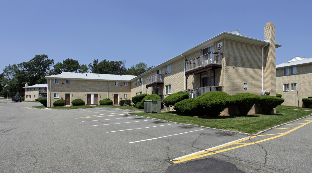 Redstone Gardens in Parsippany, NJ - Foto de edificio