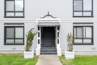 1607 Santa Clara Ave in Alameda, CA - Foto de edificio - Building Photo