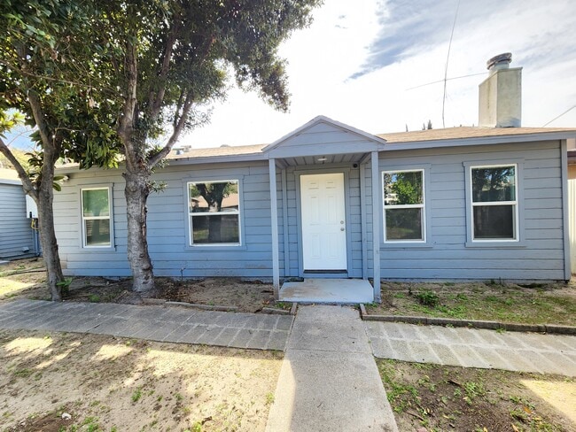 9682 Sunland Blvd in Sunland, CA - Building Photo - Building Photo