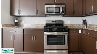 302 Constitution Ave, Unit B9-170 in Bayonne, NJ - Foto de edificio - Building Photo