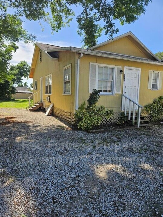 3868 Desoto Ave in Ft. Myers, FL - Building Photo
