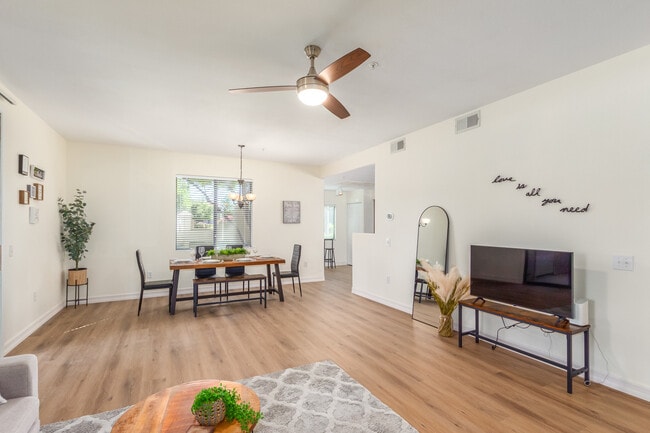 15252 N 100th St, Unit Villages North in Scottsdale, AZ - Foto de edificio - Building Photo