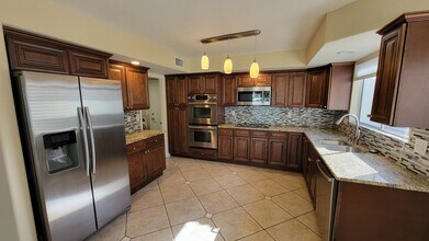 5660 W Abraham Ln in Glendale, AZ - Foto de edificio - Building Photo