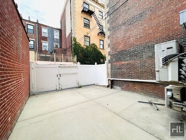 Enormous Striver's Row 2 Bedroom/Flex 3 Du in New York, NY - Foto de edificio - Building Photo