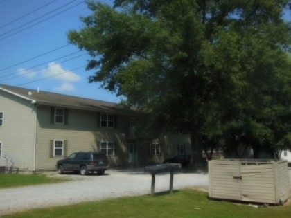 300 E 12th St in Flora, IL - Foto de edificio - Building Photo