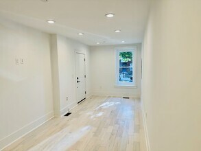 1314 1/2 5th St NW, Unit 1 in Washington, DC - Foto de edificio - Building Photo