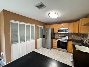 10876 NW 8th St in Pembroke Pines, FL - Building Photo - Building Photo