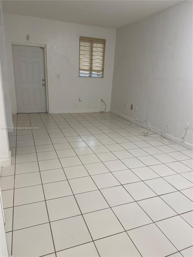 7070 NW 177th St, Unit 109-10 in Hialeah, FL - Building Photo - Building Photo