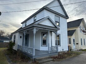 824 5th St NW in Grand Rapids, MI - Building Photo