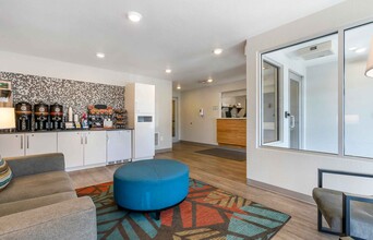 Furnished Studio-Portland - East in Portland, OR - Foto de edificio - Building Photo