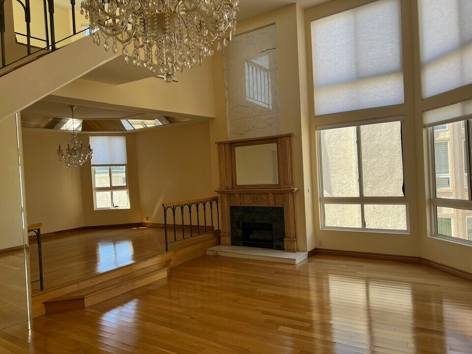 5333 Zelzah Ave, Unit 302 in Encino, CA - Building Photo