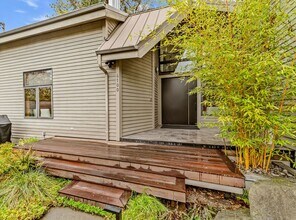 6100 Ravenna Ave NE in Seattle, WA - Building Photo - Building Photo