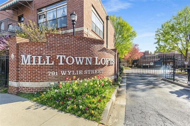 property at 791 Wylie St SE