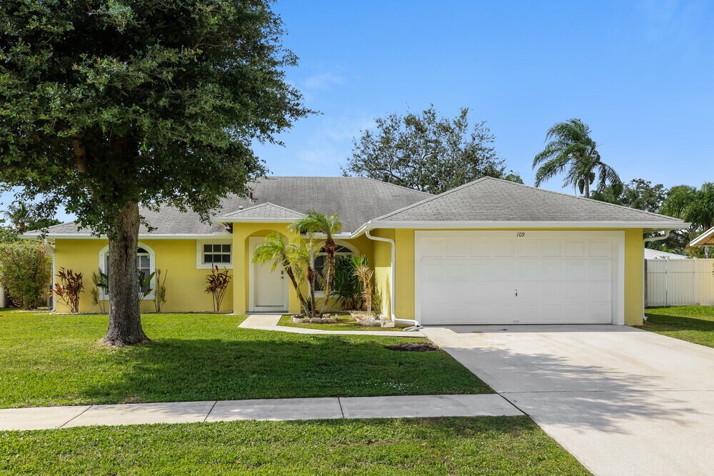 109 Almeria St in Royal Palm Beach, FL - Building Photo
