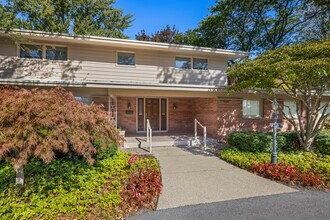 3019 Hall St SE in East Grand Rapids, MI - Building Photo - Building Photo