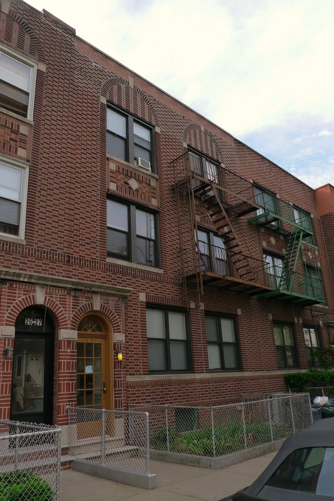 25-29 36th St in Astoria, NY - Foto de edificio - Building Photo
