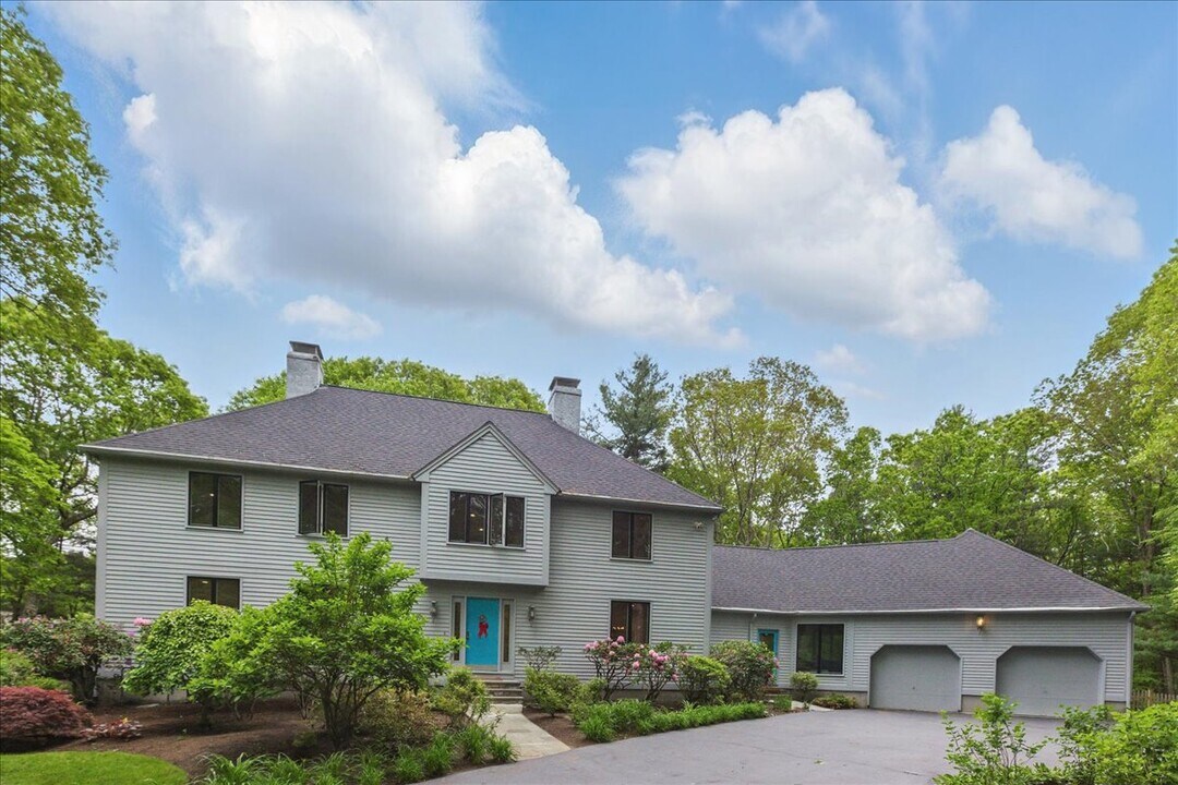 183 Kings Grant Rd in Weston, MA - Foto de edificio
