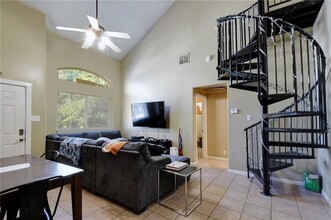 2604 Salado St, Unit 301 in Austin, TX - Foto de edificio - Building Photo