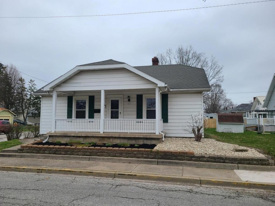 210 W Defenbaugh St in Kokomo, IN - Foto de edificio