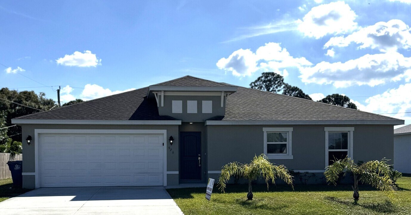 926 Algardi St SE in Palm Bay, FL - Building Photo
