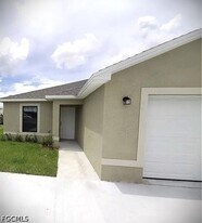 913 Cultural Park Blvd in Cape Coral, FL - Building Photo