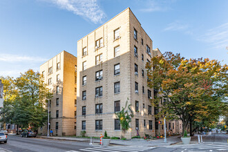 89-04 34th Ave in Flushing, NY - Foto de edificio - Building Photo