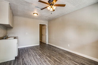 Oak Manor Apartments in Pasadena, TX - Building Photo - Building Photo