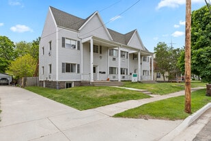 Colonial Manor in Grand Ledge, MI - Building Photo