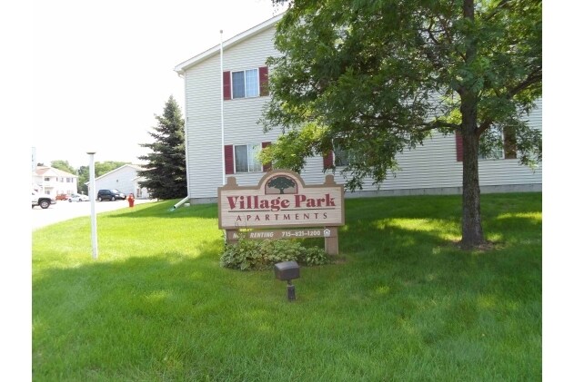 Village Park Apartments in River Falls, WI - Foto de edificio - Building Photo