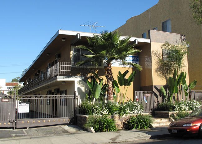 3025 Shrine Place in Los Angeles, CA - Foto de edificio - Building Photo