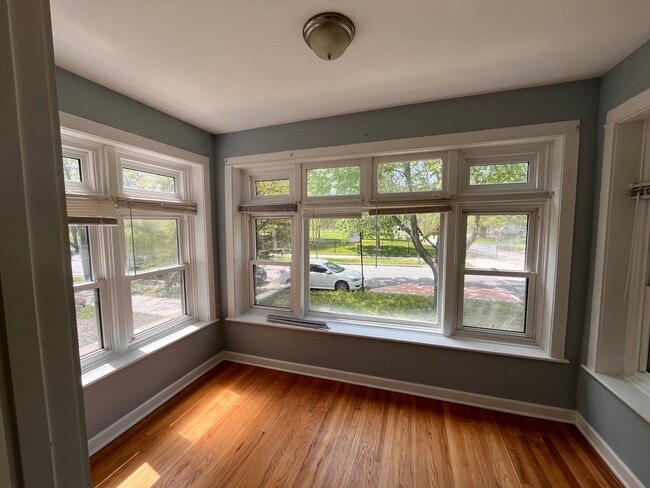 5347-5353 W Belle Plaine Ave, Unit 1W in Chicago, IL - Foto de edificio - Building Photo